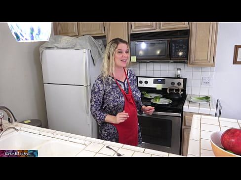 ❤️ Matrigna che lo munge in cucina prima del suo appuntamento ❤ Video di sessoal it.allo-sex.ru